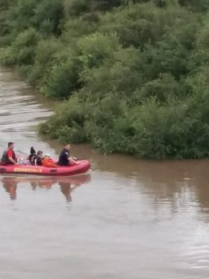 ecosul-resgata-familia-ilhada-no-rio-piratini-credito-lissandro-robaina00003