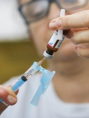 PE - Recife - 18/11/2019 - Local - Primeiro dia da campanha de vacinacao, contra o sarampo, para as idades de 20 a 29 anos, nesta segunda (18). Foto: Tarciso Augusto / Esp. DP Foto.