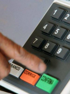 O prazo para o eleitor que pretende votar fora de sua cidade nos dias 5 e 26 de outubro, primeiro e segundo turno das eleições gerais, fazer o pedido à Justiça Eleitoral termina no dia 21 de agosto. Na foto: Urna eletrônica