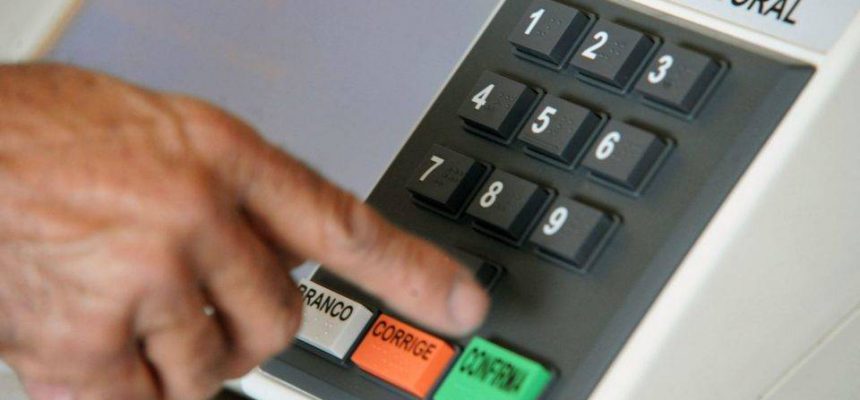 O prazo para o eleitor que pretende votar fora de sua cidade nos dias 5 e 26 de outubro, primeiro e segundo turno das eleições gerais, fazer o pedido à Justiça Eleitoral termina no dia 21 de agosto. Na foto: Urna eletrônica