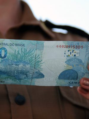 Matinhos, 17 de Fevereiro de 2017. Cuidados que se deve ter ao verificar a autenticidade das notas.