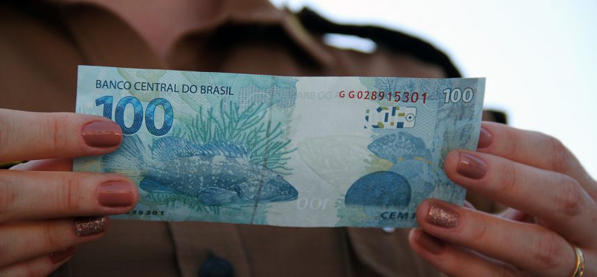 Matinhos, 17 de Fevereiro de 2017. Cuidados que se deve ter ao verificar a autenticidade das notas.