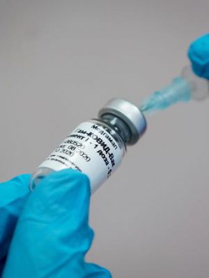 enfermeira-prepara-candidata-a-vacina-contra-o-coronavirus-para-aplicacao-em-voluntario-em-moscou-1600388470957_v2_450x450