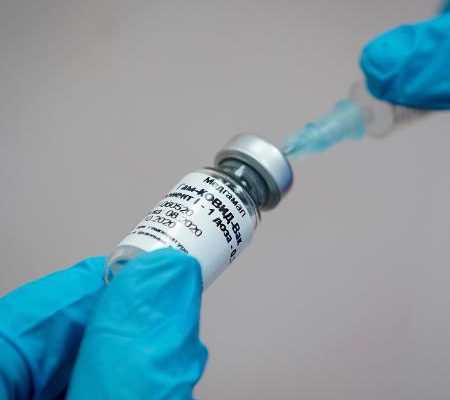 enfermeira-prepara-candidata-a-vacina-contra-o-coronavirus-para-aplicacao-em-voluntario-em-moscou-1600388470957_v2_450x450