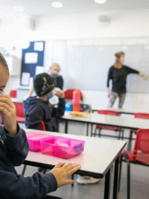 crianca-na-sala-de-aula-com-mascara-facial-838x559