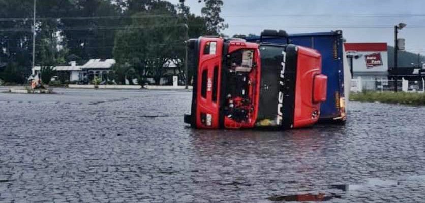 clima-carreta-e-tombada-pelo-vento-durante-tempestade-em-campos-novos-38-copia