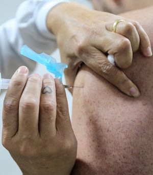 Paraná divulga números da gripe e reforça a prevenção. A vacinação contra a gripe terminou em 31 de maio  para o público-alvo da campanha. O saldo de doses está disponível para toda a população a partir de 03/06. A secretaria estadual segue orientação do Ministério da Saúde de atingir 90% de cobertura vacinal.
   Curitiba, 06/06/2019 -  Foto: Geraldo Bubniak/ANPr