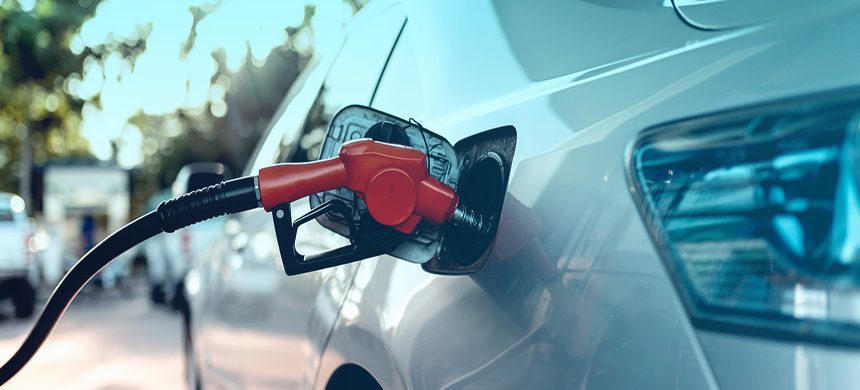 carro-abastecendo-posto-de-gasolina-860x390