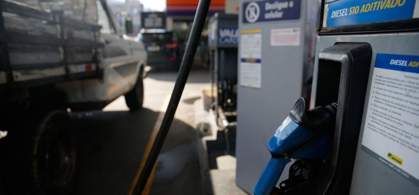 Greve de caminhoneiros causa desabastecimento de combustível em postos de gasolina da cidade de Teresópolis, na região serrana do Rio de Janeiro.