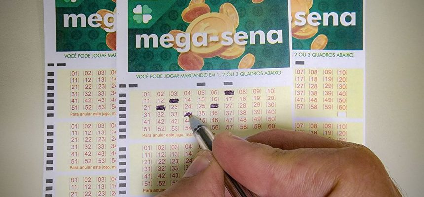 22/06/2023 - Brasília - Volantes da Mega Sena sendo preenchidos para apostas em casas lotéricas da Caixa. Foto: Rafa Neddermeyer/Agência Brasil