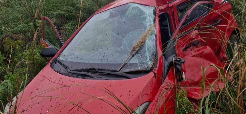 transito-mulher-fica-presa-nas-ferragens-apos-carro-colidir-contra-onibus-escolar-na-br-282-28